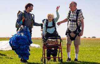 104-летняя Дороти Хофнер отныне - самая пожилая парашютистка в истории
